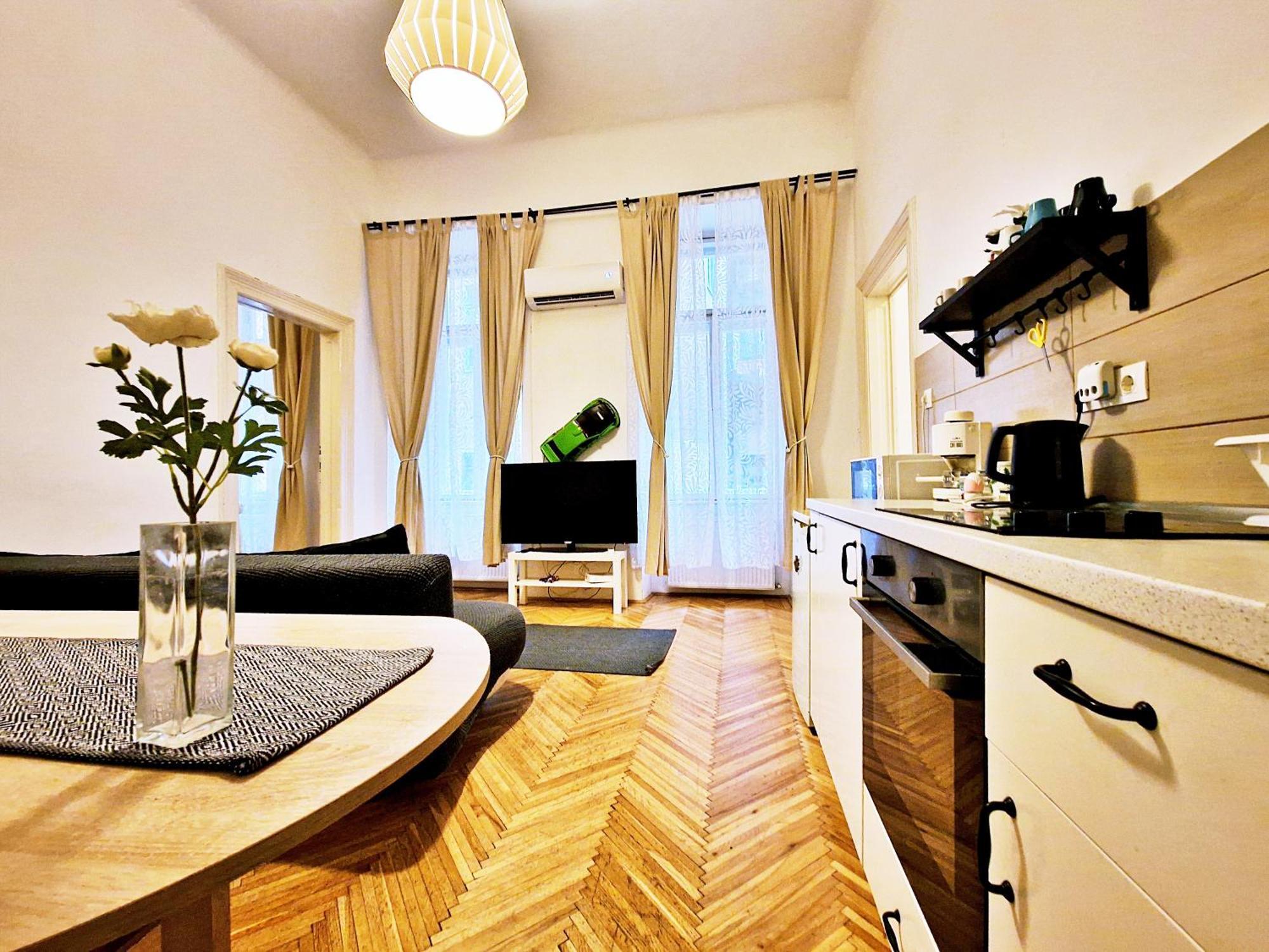 Free Parking Sega Rally Apartment บูดาเปสต์ ภายนอก รูปภาพ